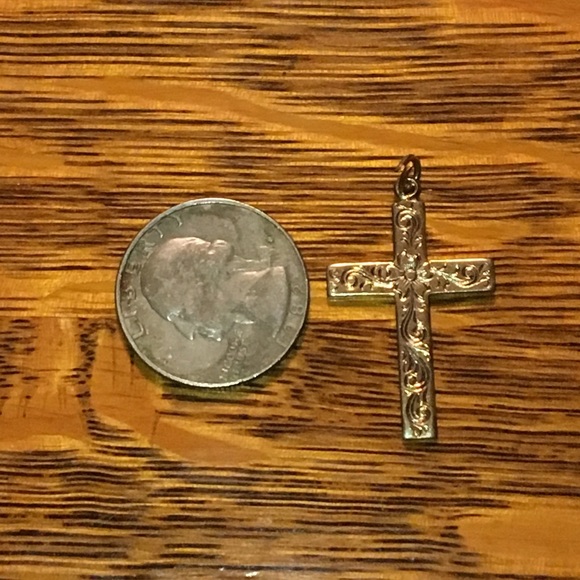 Beautiful vintage Cross Etched/Engraved Pendant 🌺 - Picture 6 of 13